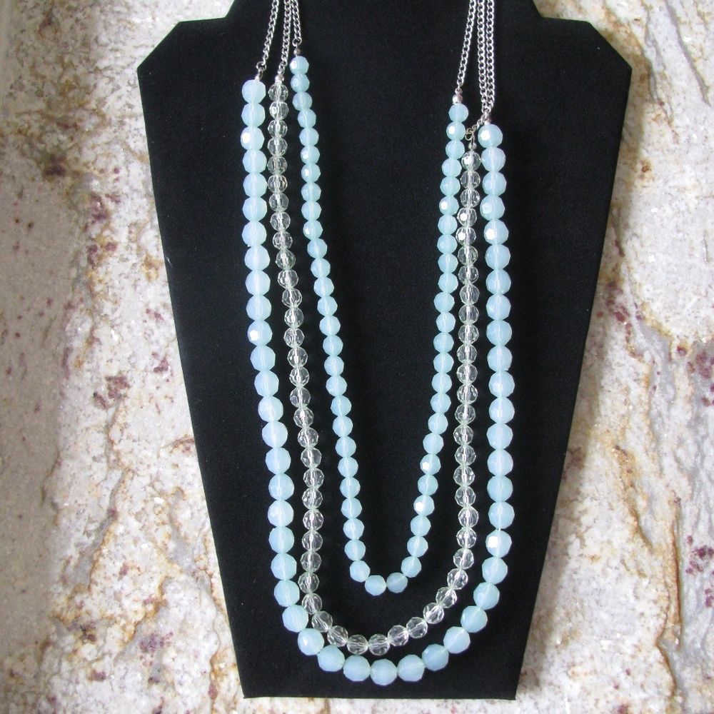 💚 3 Strand Beaded Necklace Pale Green & Clear